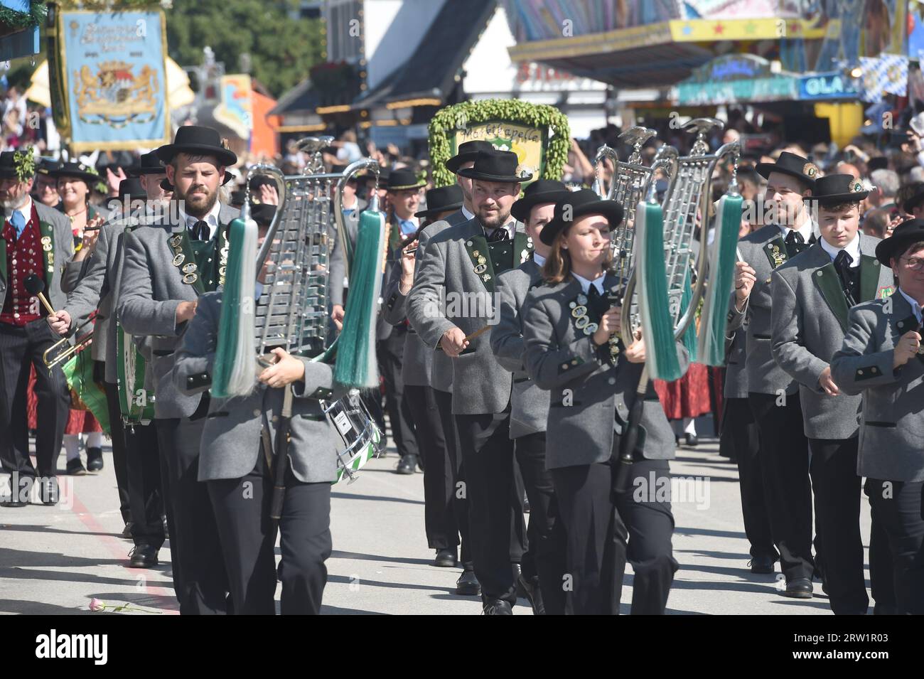 München, Deutschland. September 2023. Musiker gehen mit dem Eintritt in die Wiesnwirte. Die 188. Wiesn findet in diesem Jahr vom 16.09. Bis 03.10.2023 statt. Quelle: Felix Hörhager/dpa/Alamy Live News Stockfoto