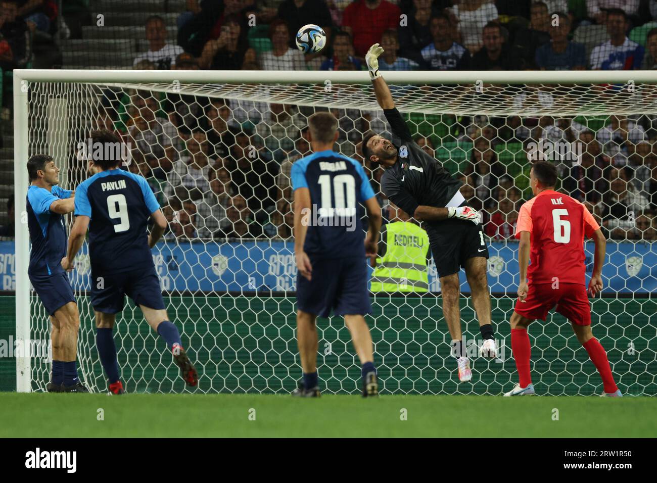 Ljubljana, Slowenien. September 2023. Torhüter Gianluigi Buffon (2. R) spart beim Benefizfußballspiel im Stozice-Stadion in Ljubljana, Slowenien, am 15. September 2023. Ehemalige Fußballstars spielten hier ein Benefizspiel, um Geld für die von den Überschwemmungen in Slowenien Anfang August betroffenen Menschen zu sammeln. Quelle: Zeljko Stevanic/Xinhua/Alamy Live News Stockfoto