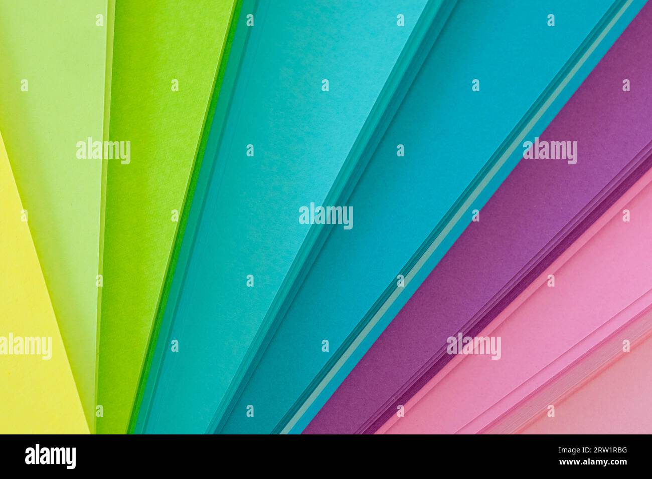 Farbiges Papier in hellen Tönen aufgefädelt Stockfoto