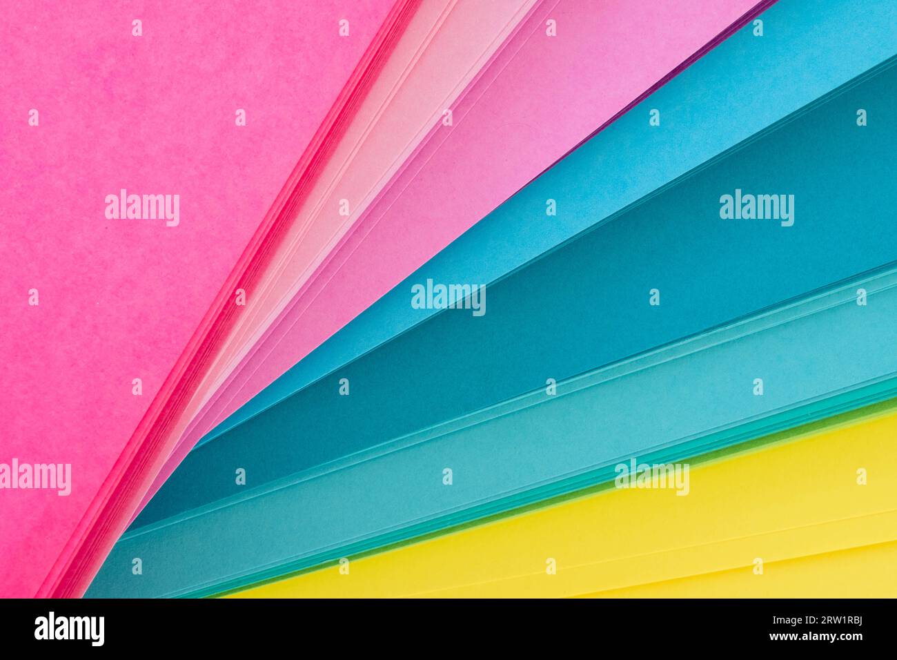 Farbiges Papier in hellen Tönen und ausgebreitet Stockfoto