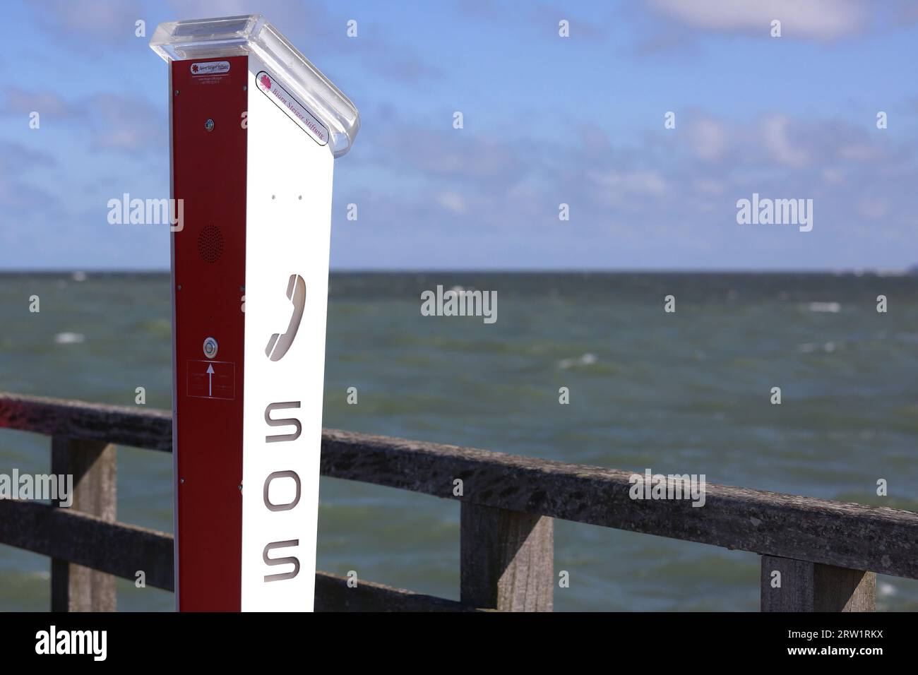 02.04.2023, Deutschland, Mecklenburg-Vorpommern, Binz - Notrufsäule auf der Seebrücke. 00S230402D488CAROEX.JPG [MODELLVERSION: NICHT ANWENDBAR Stockfoto
