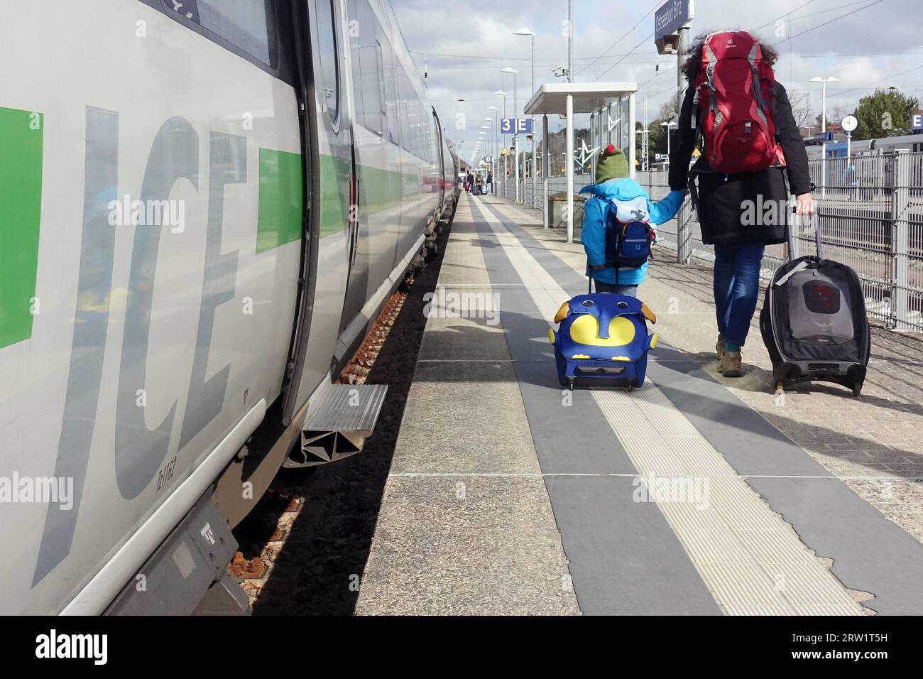 04.04.2023, Deutschland, Mecklenburg-Vorpommern, Binz - Mutter und Kind suchen ihr EISFACH. 00S230404D588CAROEX.JPG [MODELLVERSION: Stockfoto