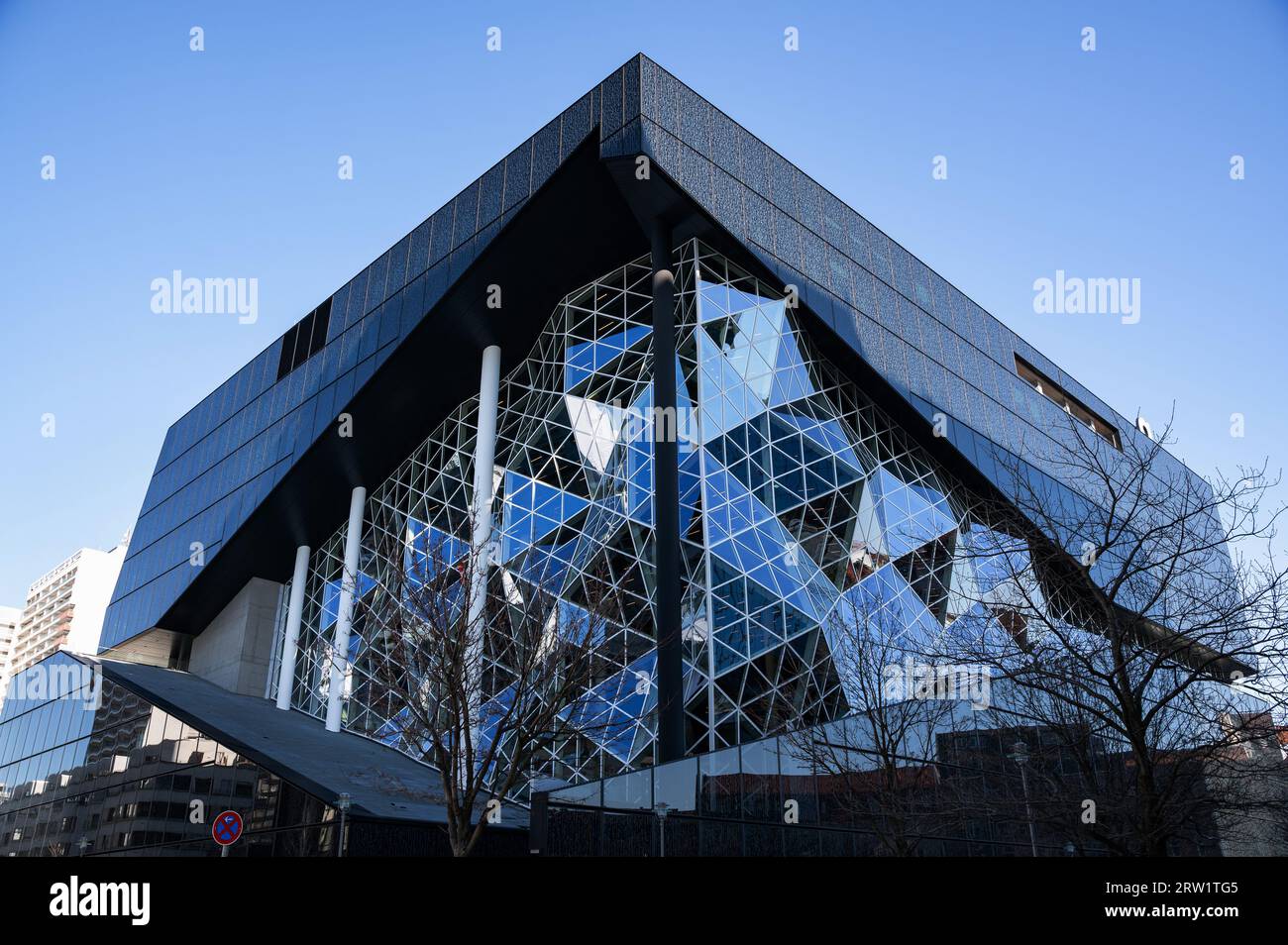 28.02.2023, Deutschland, Berlin, Berlin - Europa - Außenansicht mit verglastem Atrium des neuen Axel Springer Gebäudes im Stadtteil Kreuzberg von Dutch A Stockfoto
