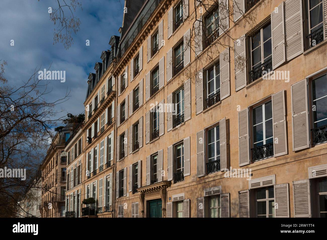 Architektur am Quai de Bethune an der île Saint-Louis, Paris, Frankreich (in der Nähe des ehemaligen Wohnhauses des Schriftstellers Francis Carcopino). Stockfoto