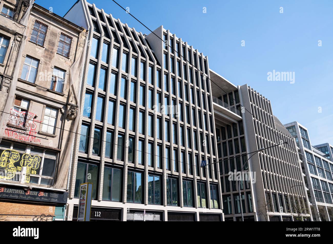 22.04.2023, Deutschland, Berlin, Berlin - Europa - Blick von der Friedrichstraße auf das neue Stadtviertel am Tacheles im Berliner Bezirk Mitte, gestaltet und Stockfoto