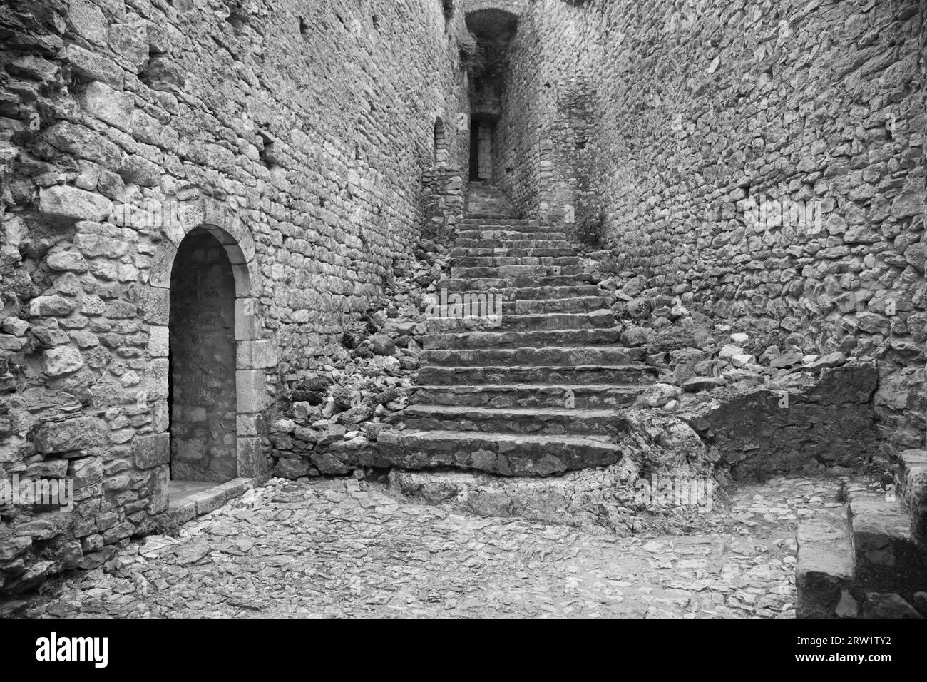 Eine Steintreppe in der mittelalterlichen Stadt saint-Montan (frankreich). Stockfoto