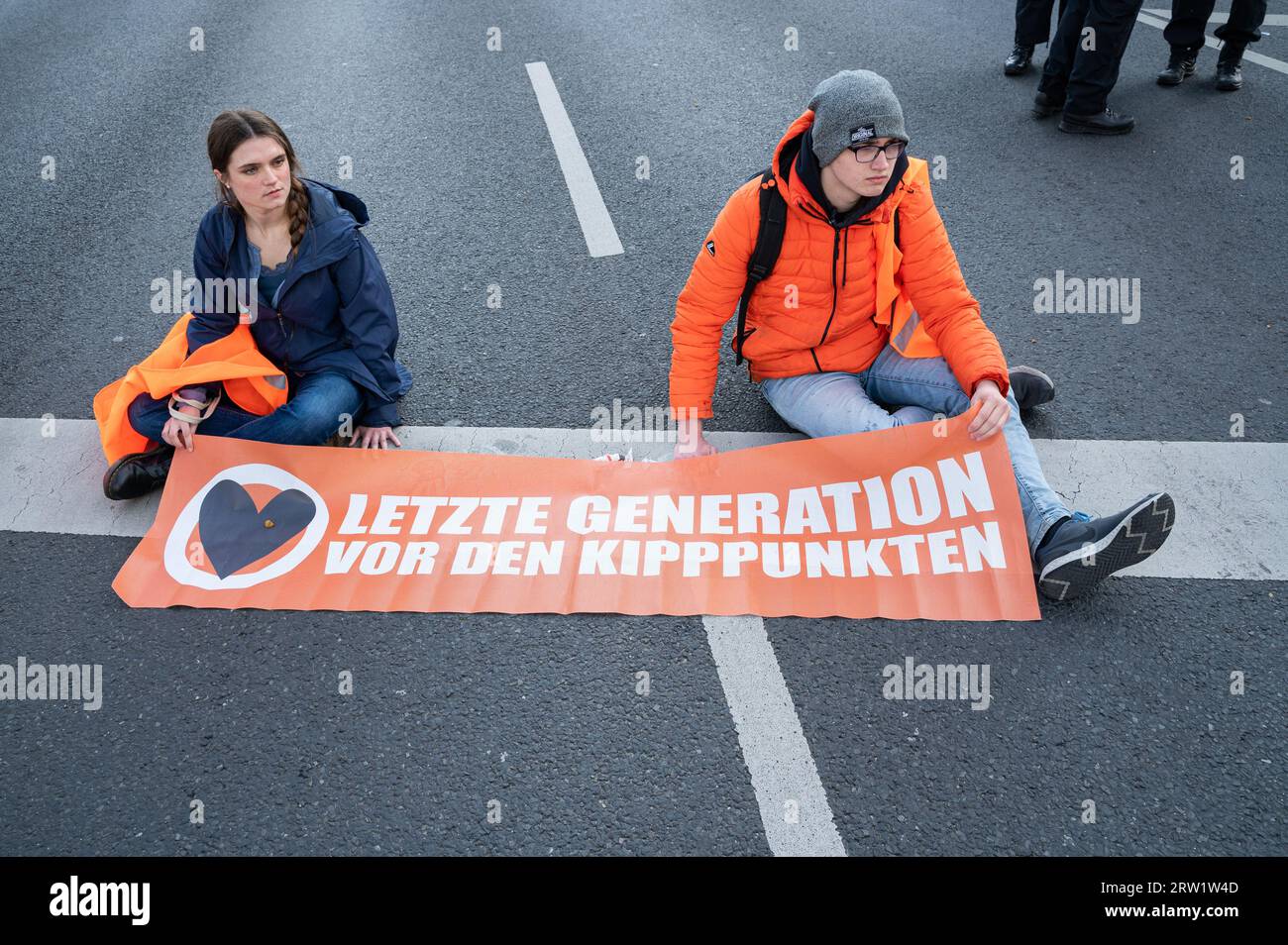 28.04.2023, Deutschland, Berlin, Berlin - Europa - Klimaprotestierende der letzten Generation sitzen auf der Fahrbahn einer Hauptstraße am Ernst-Reuter-Platz in fest Stockfoto