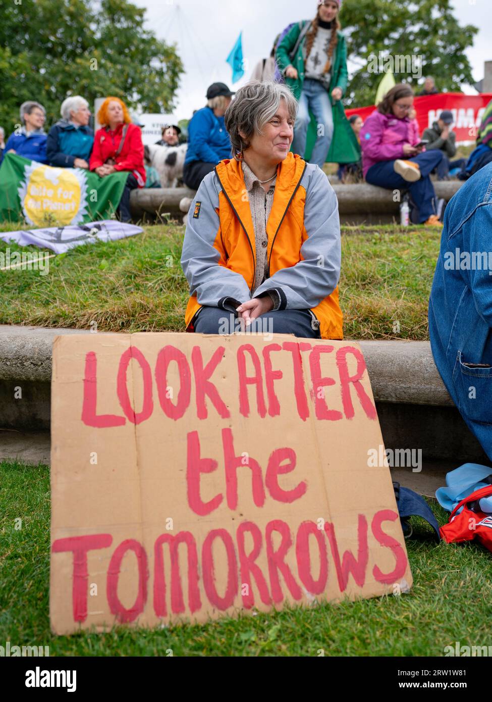 Edinburgh, Schottland, Großbritannien. September 2023. Demonstranten bei einer Demonstration gegen den globalen Klimawandel, die heute von Friends of the Earth und der Edinburgh Climate Coalition im schottischen Parlament in Edinburgh organisiert wurde. Eine Koalition von Umweltgruppen marschierte vom Mound nach Holyrood, um gegen die Nutzung fossiler Brennstoffe und gegen Öl- und Gasunternehmen zu protestieren. Iain Masterton/Alamy Live News Stockfoto