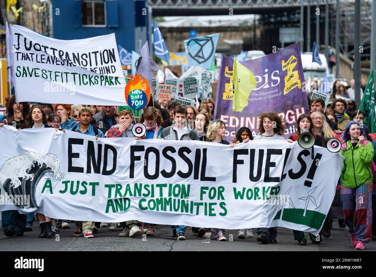 Edinburgh, Schottland, Großbritannien. September 2023. Demonstranten bei einer Demonstration gegen den globalen Klimawandel, die heute von Friends of the Earth und der Edinburgh Climate Coalition im schottischen Parlament in Edinburgh organisiert wurde. Eine Koalition von Umweltgruppen marschierte vom Mound nach Holyrood, um gegen die Nutzung fossiler Brennstoffe und gegen Öl- und Gasunternehmen zu protestieren. Iain Masterton/Alamy Live News Stockfoto