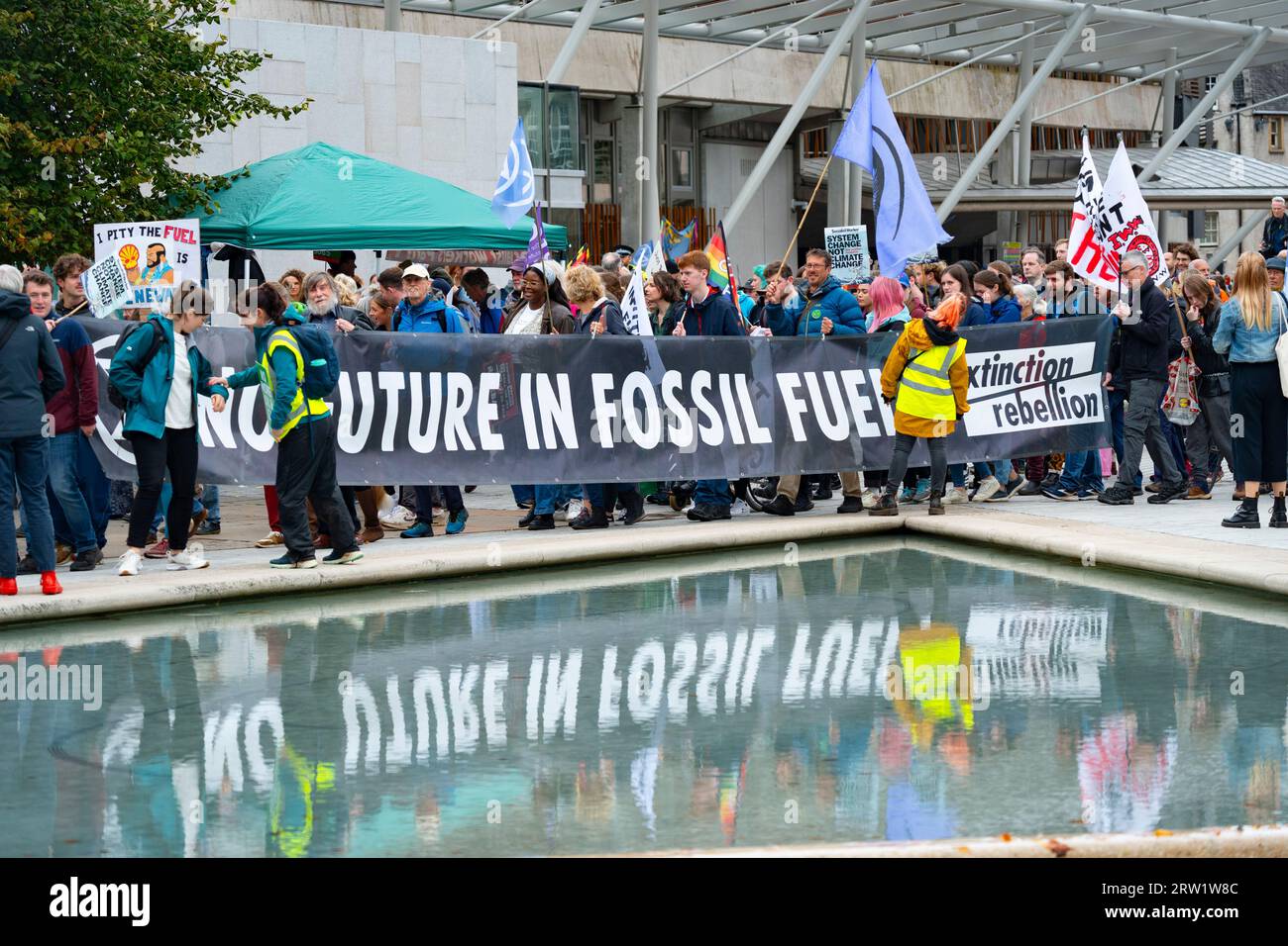 Edinburgh, Schottland, Großbritannien. September 2023. Demonstranten bei einer Demonstration gegen den globalen Klimawandel, die heute von Friends of the Earth und der Edinburgh Climate Coalition im schottischen Parlament in Edinburgh organisiert wurde. Eine Koalition von Umweltgruppen marschierte vom Mound nach Holyrood, um gegen die Nutzung fossiler Brennstoffe und gegen Öl- und Gasunternehmen zu protestieren. Iain Masterton/Alamy Live News Stockfoto