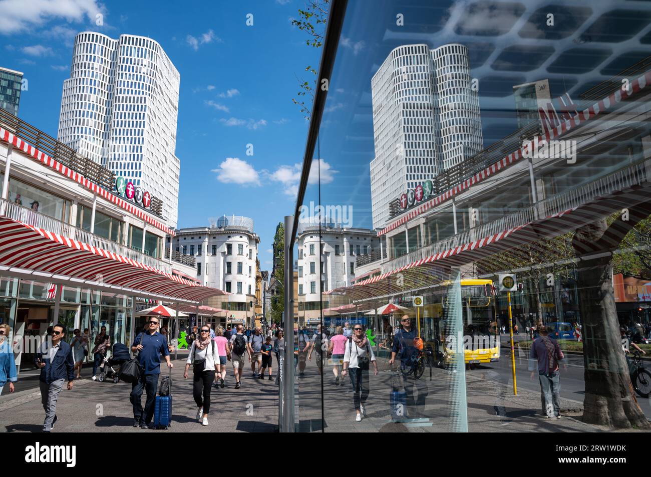 12.05.2023, Deutschland, Berlin, Berlin - Europa - Eine Fußgängerzone am Kurfürstendamm am Kranzler Eck im Stadtviertel Charlot West Stockfoto