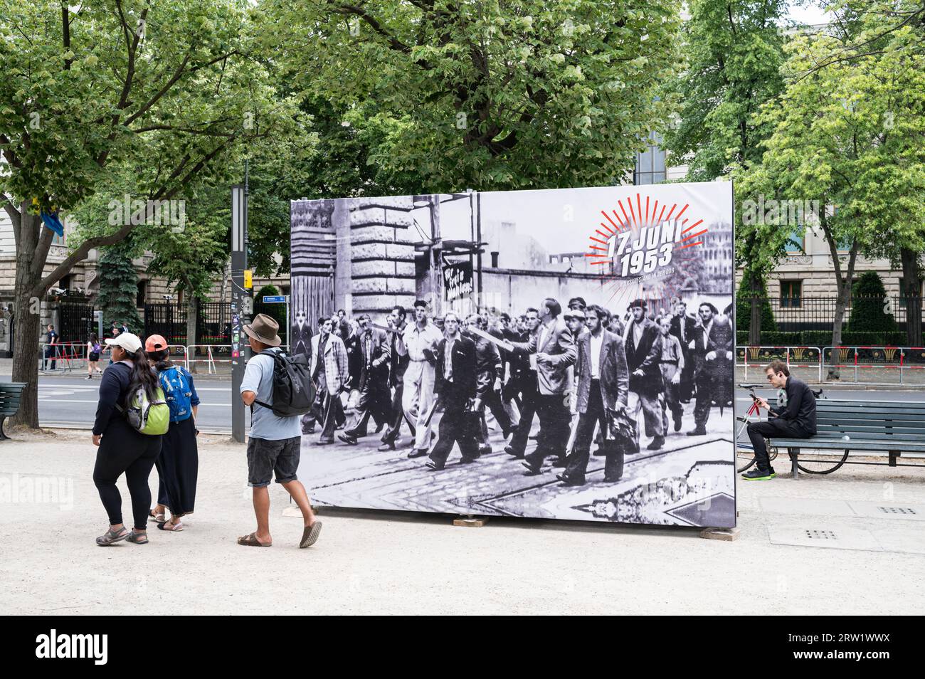 12.06.2023, Deutschland, Berlin, Berlin - Europa - eine Open-Air-Ausstellung und Gedenkveranstaltung am Boulevard unter den Linden anlässlich der 70 Stockfoto