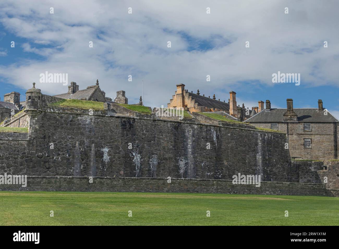 Außenwand einer alten Steinburg vor einem blauen Himmel Stockfoto