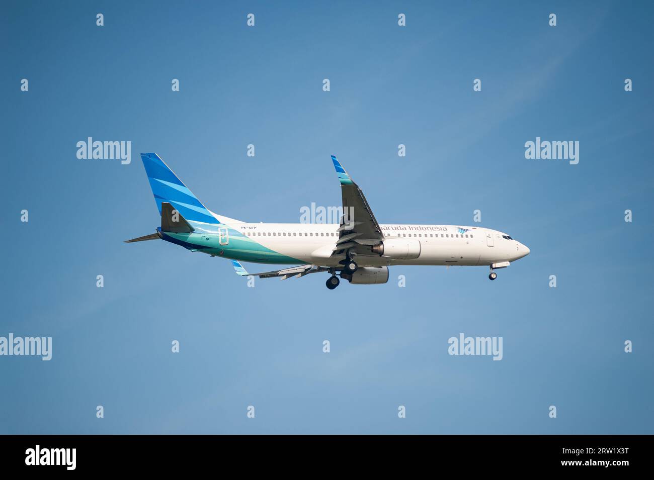26.07.2023, Republik Singapur, Singapur, Singapur - Ein Passagierflugzeug der Garuda Indonesia des Musters Boeing 737-800 mit der Registrierung PK-GFP auf App Stockfoto