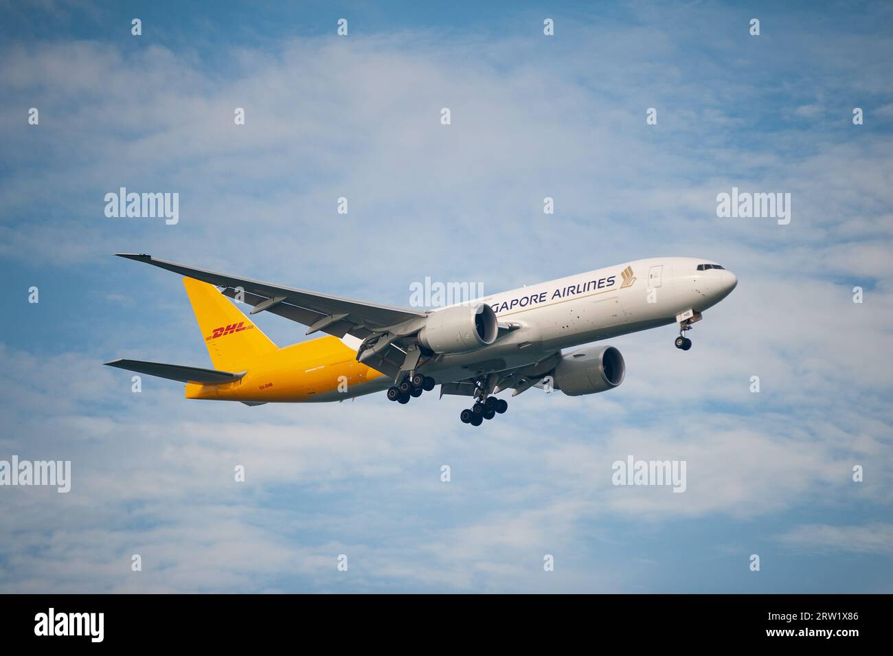 02.08.2023, Republik Singapur, Singapur - Ein Frachtflugzeug von Singapore Airlines im Namen von DHL mit der Registrierung 9V-DHB auf dem Weg zu Changi Intern Stockfoto