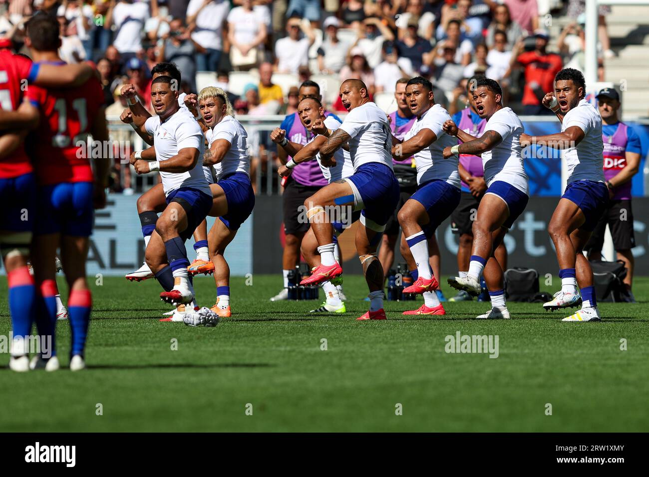 Bordeaux, Frankreich. September 2023. BORDEAUX, FRANKREICH - 16. SEPTEMBER: Haka of Samao während des Spiels der Rugby-Weltmeisterschaft Frankreich 2023 zwischen Samoa und Chile im Stade de Bordeaux am 16. September 2023 in Bordeaux, Frankreich. (Foto: Hans van der Valk/Orange Pictures) Credit: Orange Pics BV/Alamy Live News Stockfoto