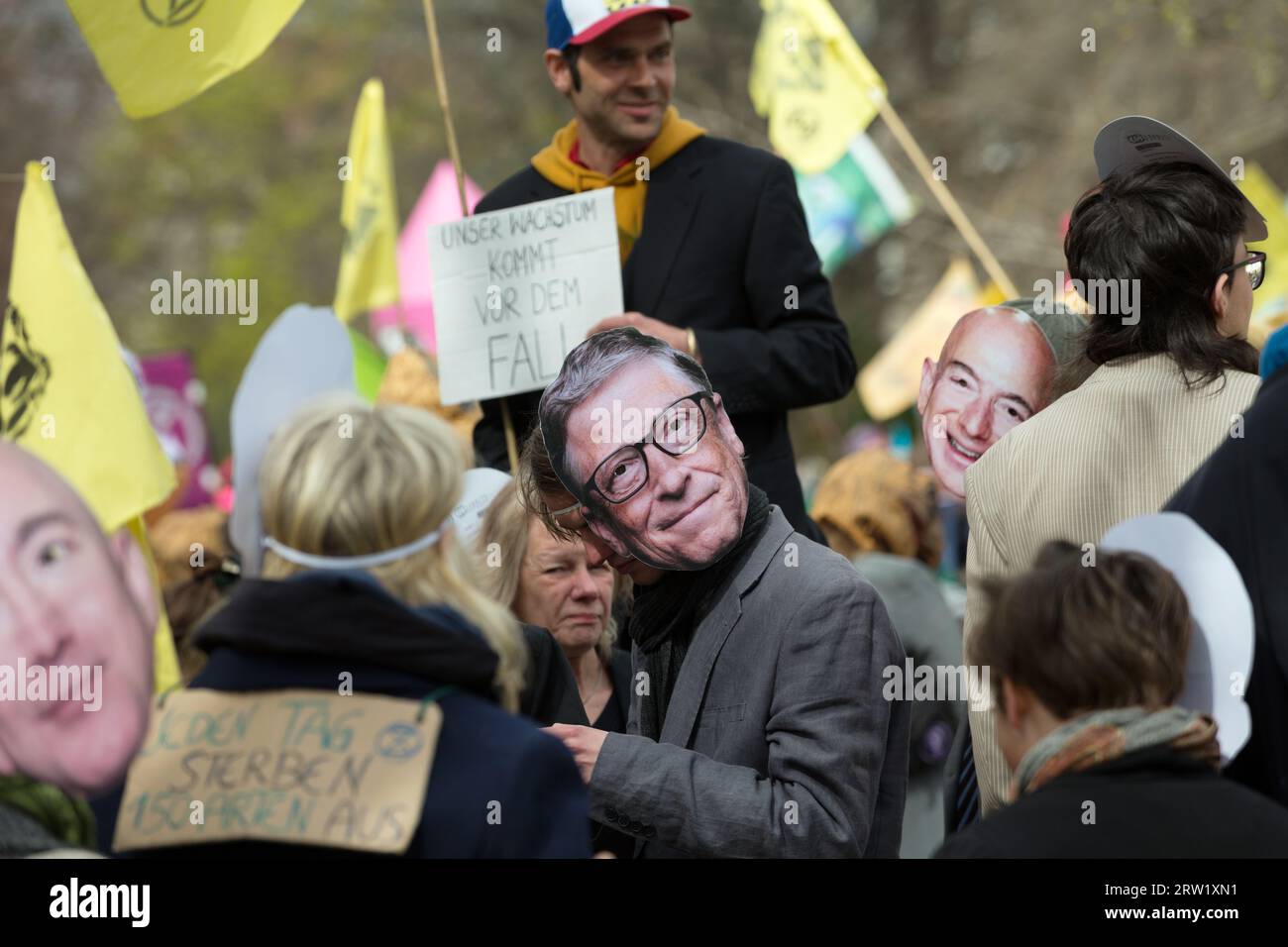 13.04.2023, Deutschland, Berlin, Berlin - protestmarsch der Klimaaktivisten der Extinction Rebellion - Wir können uns die Superreichen nicht leisten. Frühlingsrebellion Stockfoto