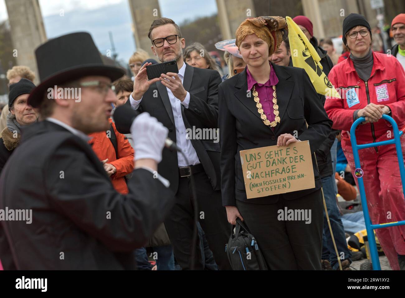 13.04.2023, Deutschland, Berlin, Berlin - protestmarsch der Klimaaktivisten der Extinction Rebellion - Wir können uns die Superreichen nicht leisten. Frühlingsrebellion Stockfoto