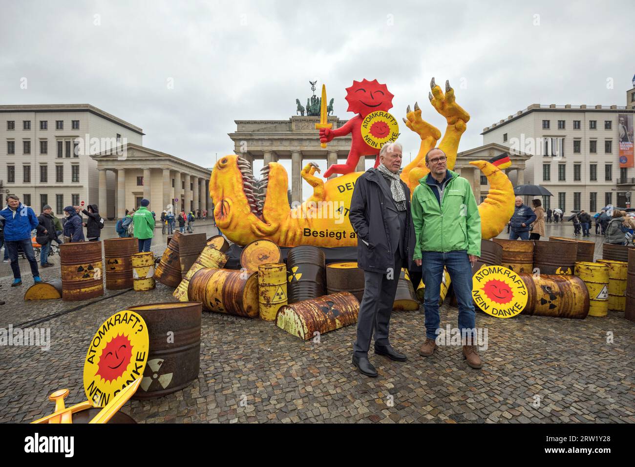 15.04.2023, Deutschland, Berlin, Berlin - Greenpeace NPP-Dinosaurier-Skulptur am Brandenburger Tor. Die vier Meter hohe Dinosaurier-Skulptur, entworfen und Stockfoto