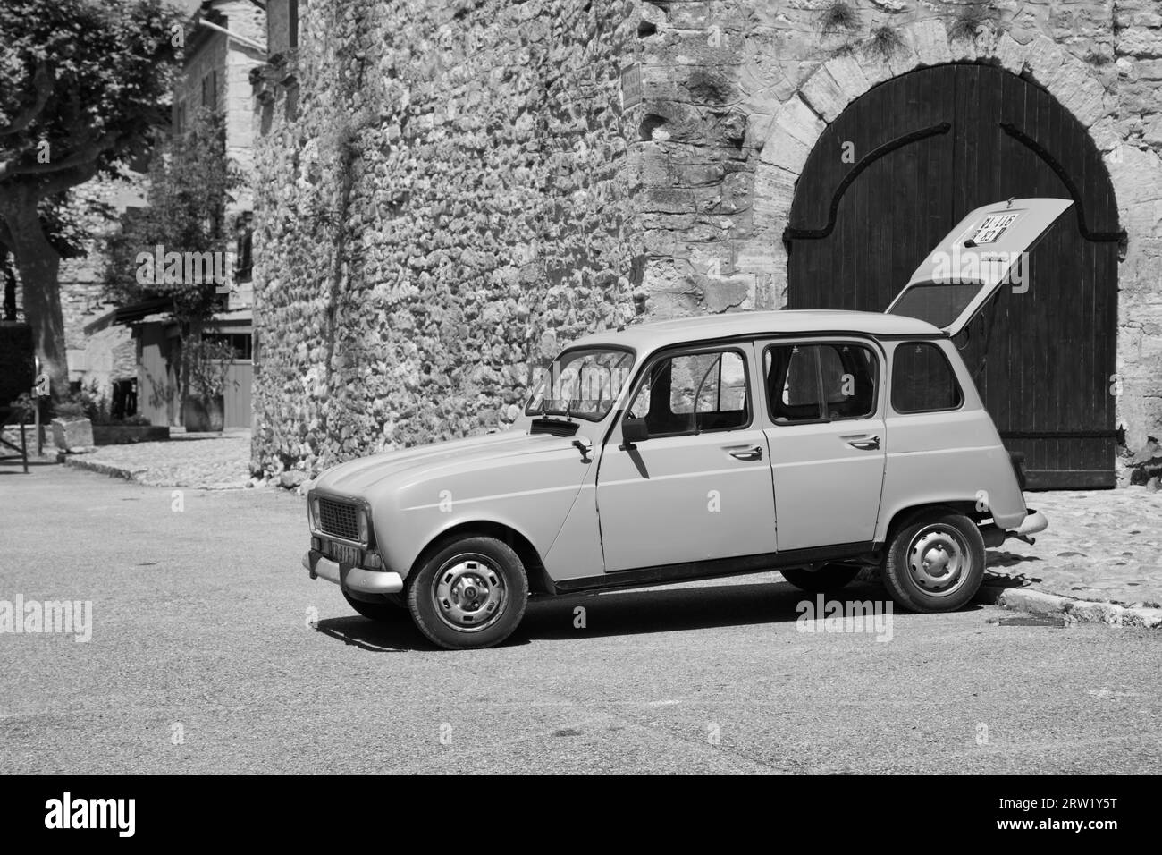 Ein altes französisches Auto mit offener Hintertür (schwarz-weiß) Stockfoto