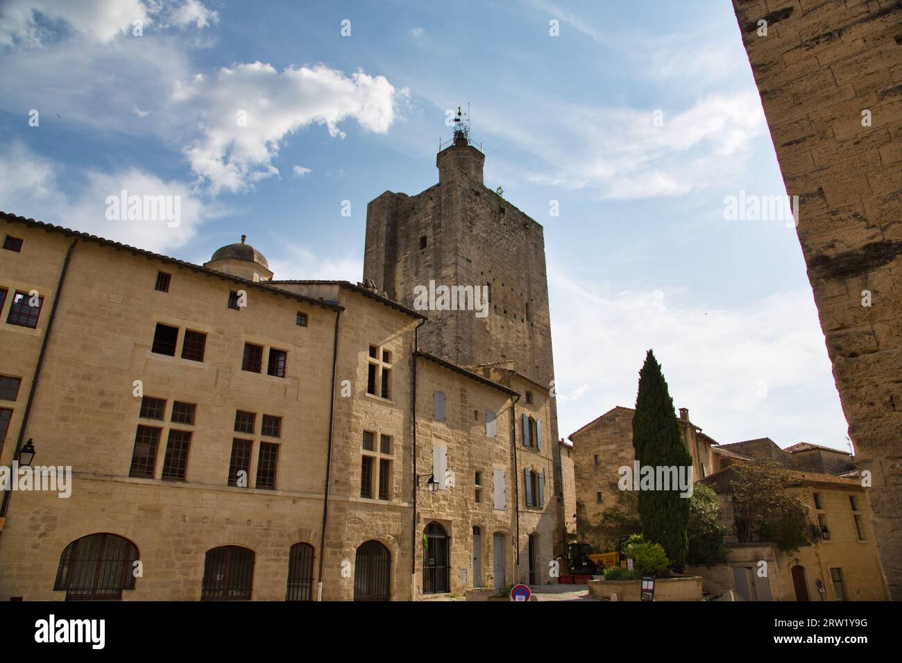 Die wunderschöne Architektur der kleinen französischen Stadt Uzès Stockfoto