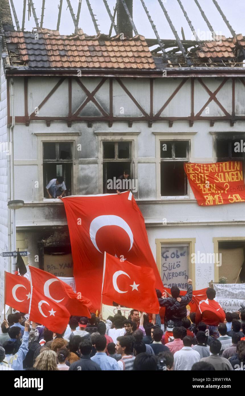 31.05.1993, Deutschland, Nordrhein-Westfalen, Solingen - rassistischer Brandanschlag auf das Haus der türkischen Genc-Familie mit 5 Opfern (29.5,1993). Zwei da Stockfoto