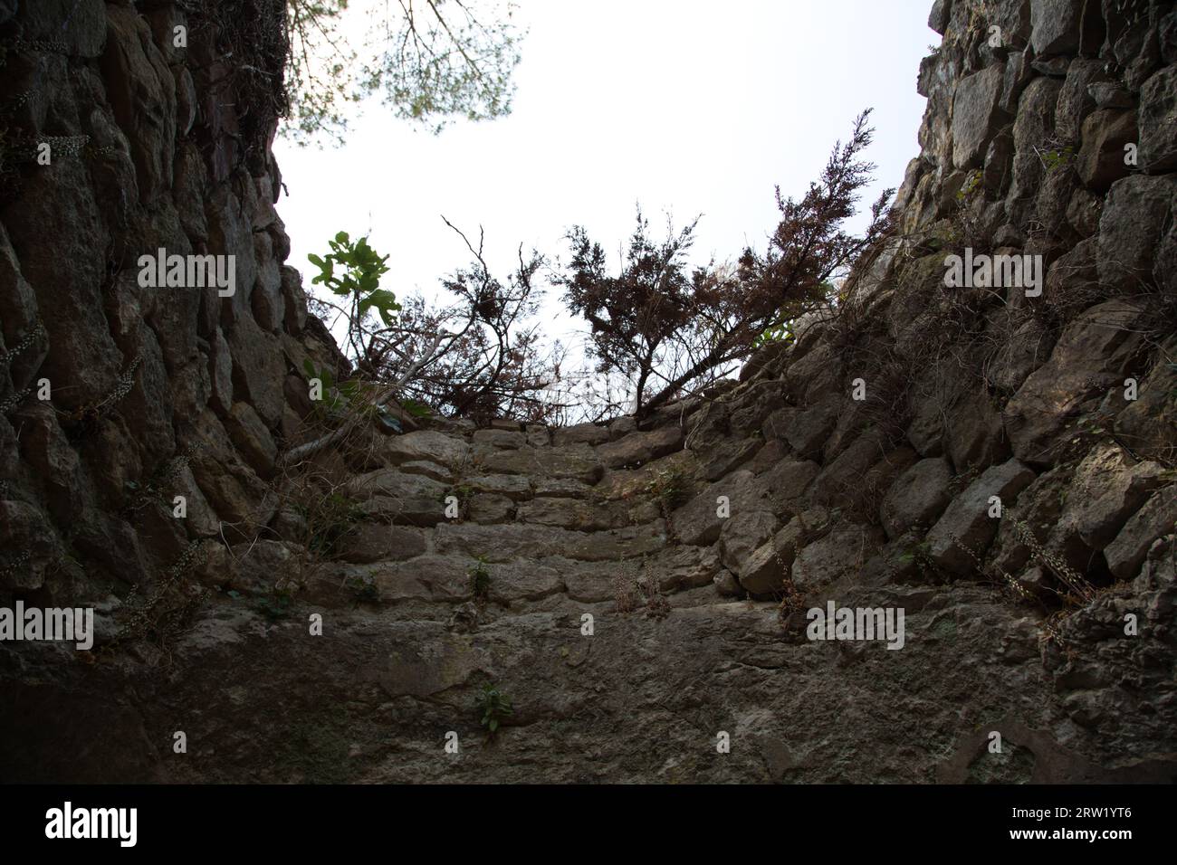 Überreste eines alten Brunnens oder Kerkers. Stockfoto