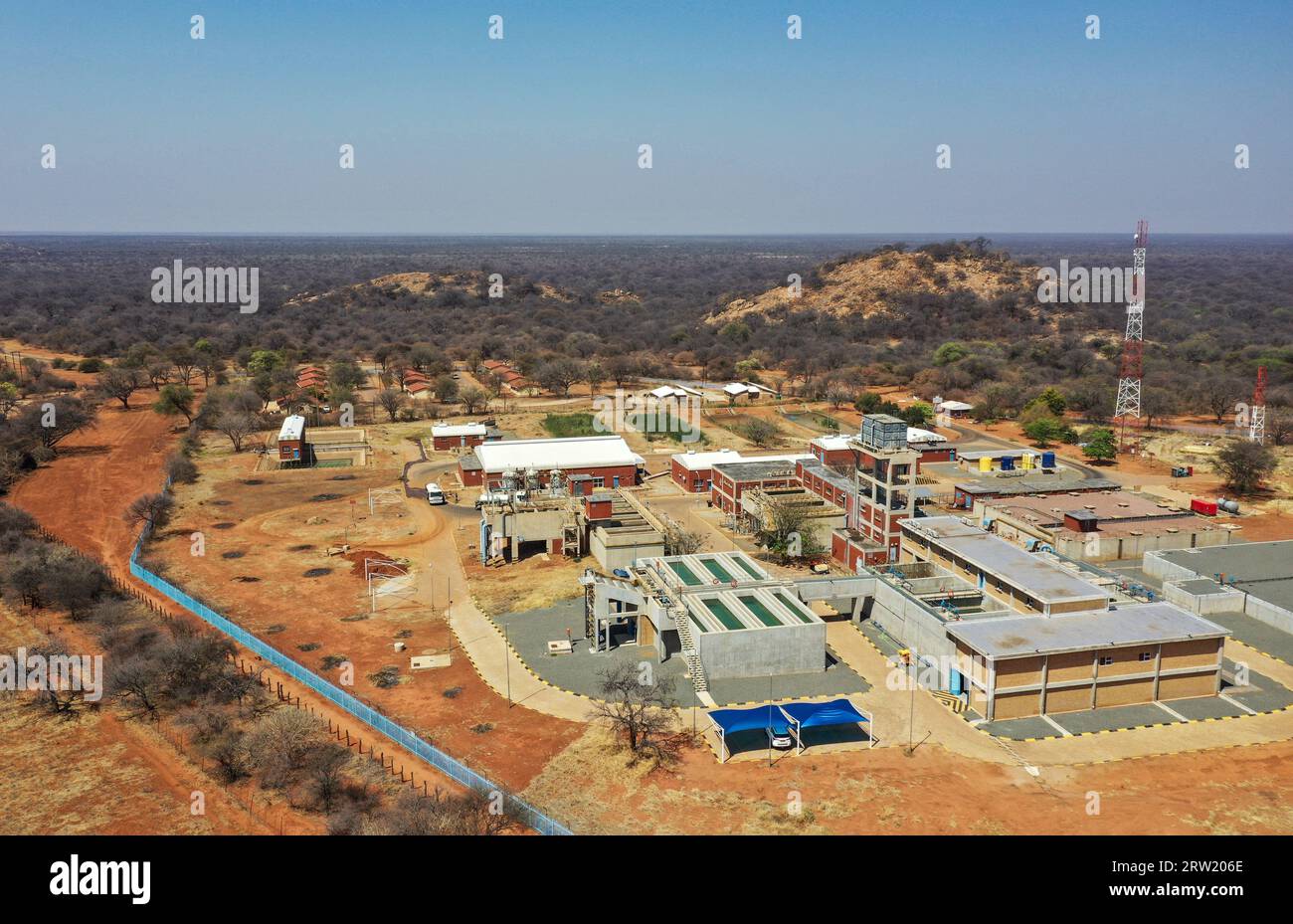 (230916) -- GABORONE, 16. September 2023 (Xinhua) -- dieses Luftbild vom 12. September 2023 zeigt eine Wasseraufbereitungsanlage in Mahalapye, Botsuana. Mahalapye, etwa 200 Kilometer nördlich von Gaborone, der Hauptstadt Botswanas, hat sich seit langem mit Herausforderungen der Wasserversorgung auseinandergesetzt. In der Vergangenheit hatte die örtliche Wasseraufbereitungsanlage eine tägliche Kapazität von 16 Mega-Litern, was hinter den 20 Mega-Litern zurückblieb, die von den Bewohnern verlangt wurden. 2022 wurde ein Modernisierungsprojekt durchgeführt, das von China State Construction Engineering Group Co., Ltd. Beaufsichtigt wurde (CSCEC) in Botsuana wurde erfolgreich abgeschlossen. Mit dieser Initiative wurde ein eingeführt Stockfoto