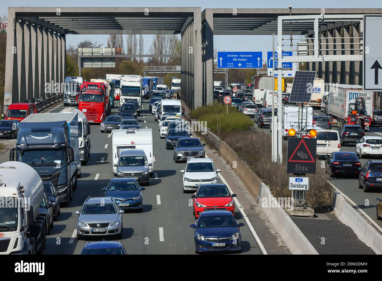 06.04.2023, Deutschland, Nordrhein-Westfalen, Oberhausen - Verkehrsstau auf der Autobahn A3, Osterreisen, Pkw, Lieferwagen, Lkw, Wohnwagen und Wohnmobile stuc Stockfoto