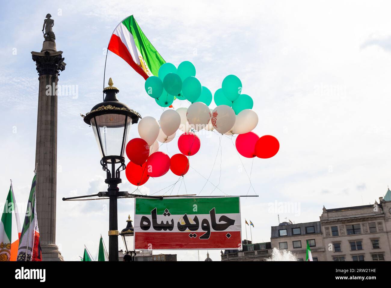 London, Großbritannien. September 2023. Am ersten Todestag von Mahsa Amini versammelten sich Mitglieder der britisch-iranischen Gemeinschaft in Central London, um Tribut zu zollen. Auffällig waren Bilder von Mahsa neben denen von Kronprinz Reza Pahlavi und die historische Shir-o-Khorshid-Flagge, ein Emblem, das den Iran repräsentiert. Das Treffen war ein düsteres Ereignis, bei dem nicht nur Mahsa, sondern die iranische Diaspora im weiteren Sinne nach Gerechtigkeit und Freiheit geehrt wurde. Quelle: Sinai Noor/Alamy Live News Stockfoto