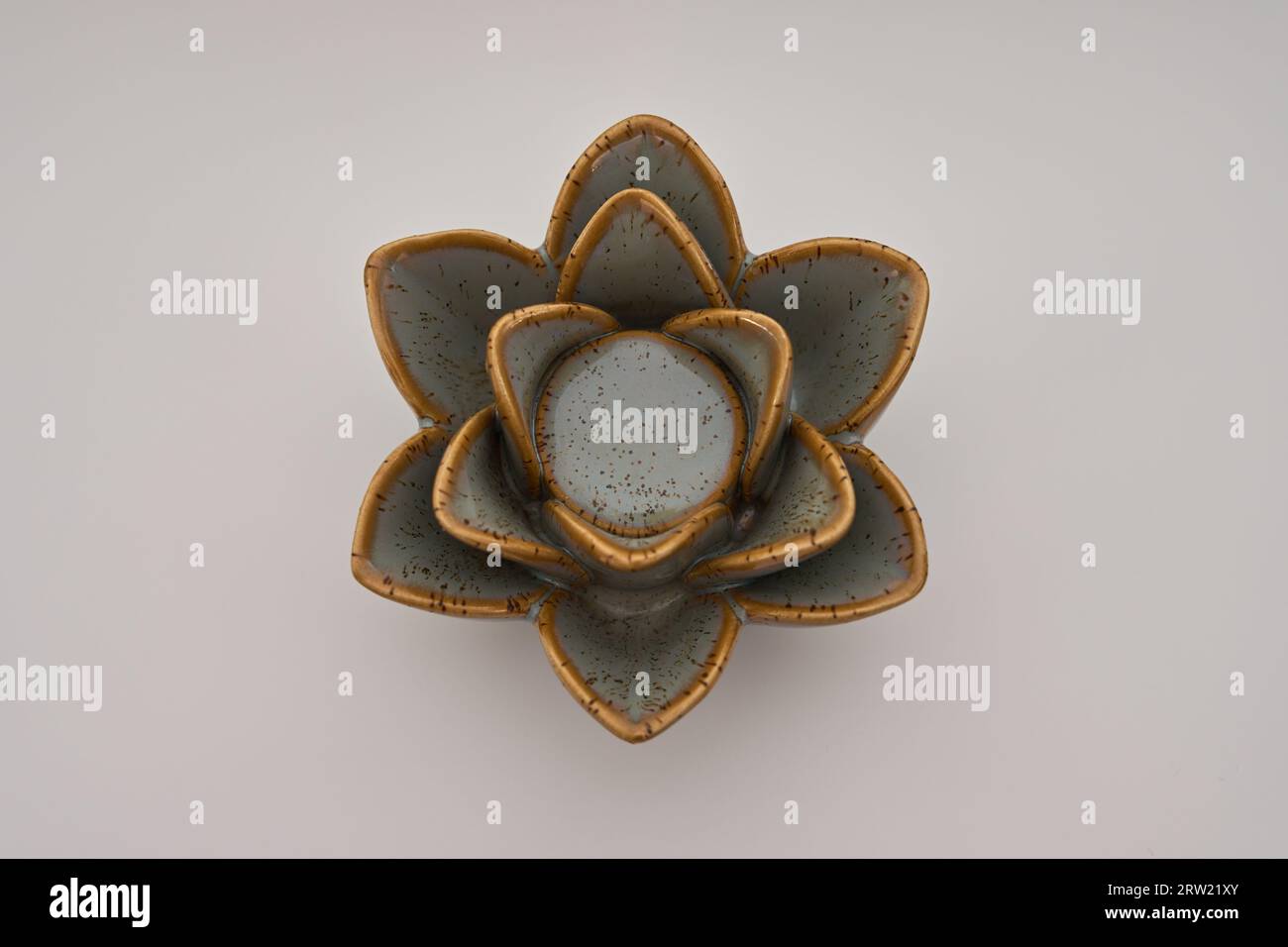 Blick von oben auf einen grünen lotusförmigen Kerzenhalter aus Keramik Stockfoto