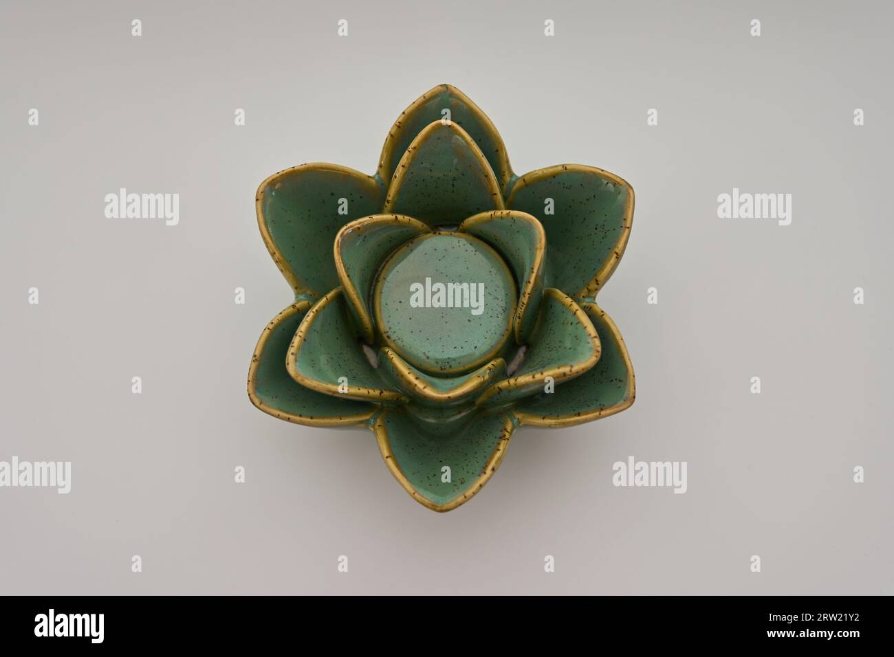 Draufsicht auf einen grauen lotusförmigen Kerzenhalter aus Keramik Stockfoto