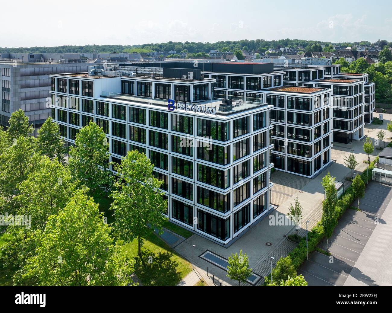 08.06.2023, Deutschland, Nordrhein-Westfalen, Essen - Brenntag, Firmenlogo an der Fassade der Brenntag-Zentrale, Brenntag SE ist die Holding com Stockfoto