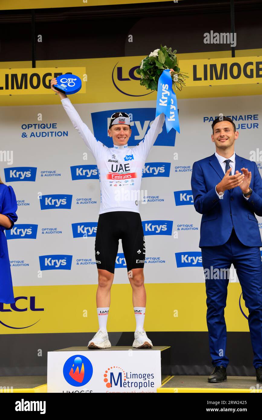 Tadej Pogačar weißes Trikot für den besten jungen Menschen am Ende der 8. Etappe der Radtour de France 2023 in Limoges. VAE Team Emirates. Stockfoto