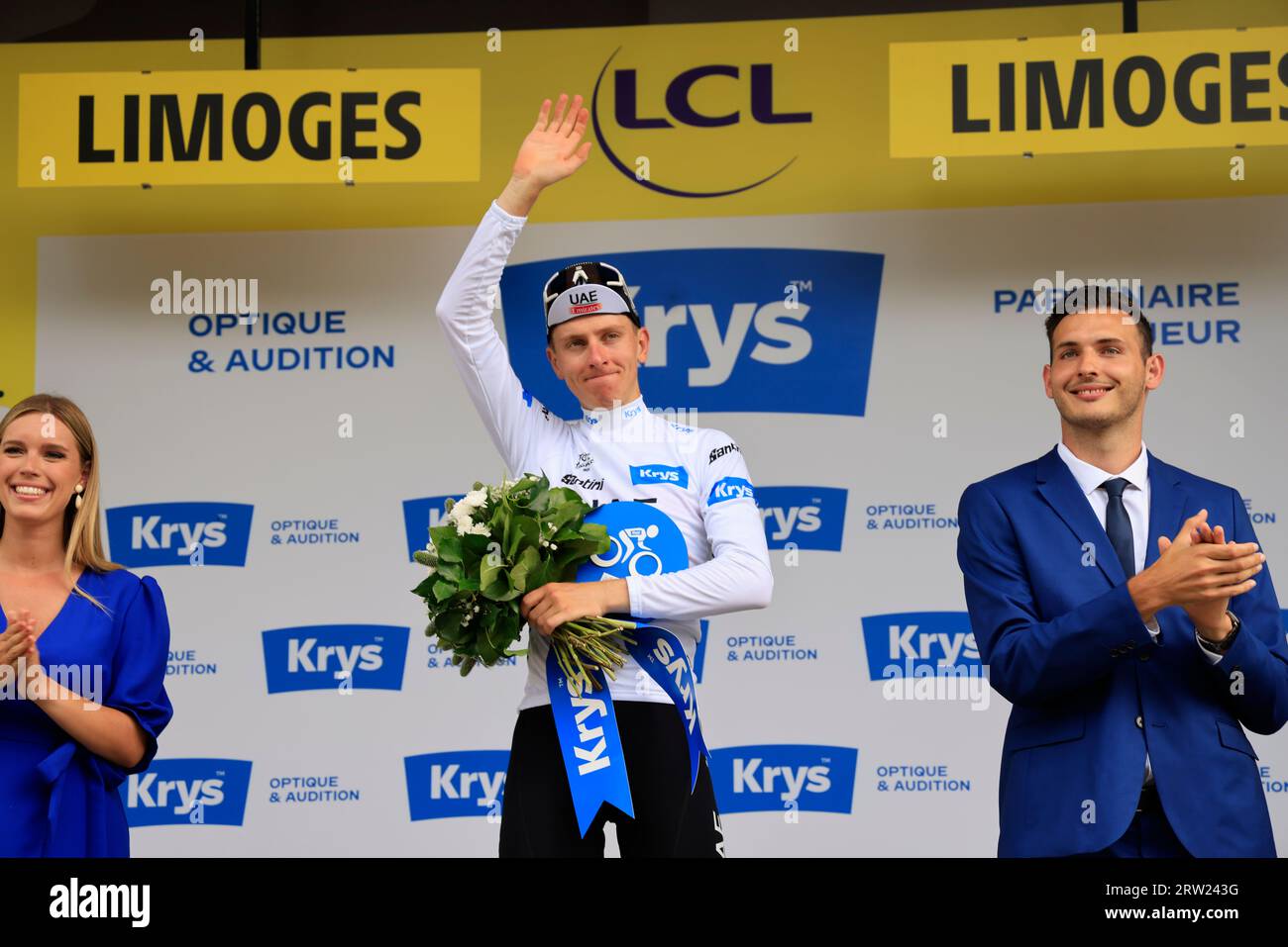 Tadej Pogačar weißes Trikot für den besten jungen Menschen am Ende der 8. Etappe der Radtour de France 2023 in Limoges. VAE Team Emirates. Stockfoto