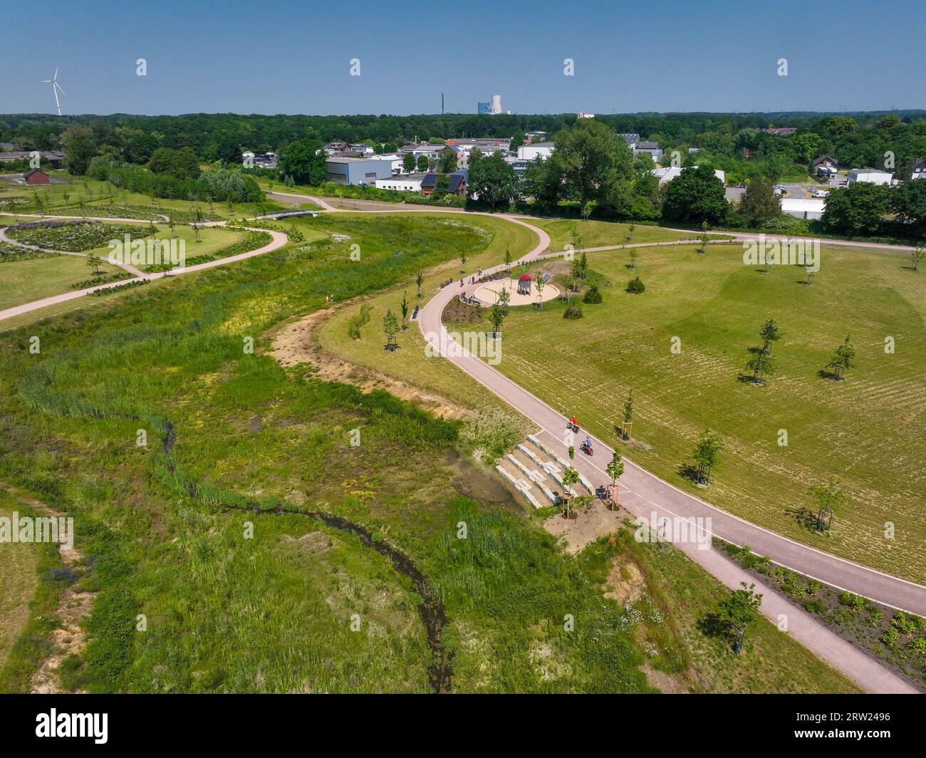 10.06.2023, Deutschland, Nordrhein-Westfalen, Castrop-Rauxel - Erlebnispark EMSCHERLAND. Blick auf den Suderwicher Bach in Richtung industrieller e Stockfoto