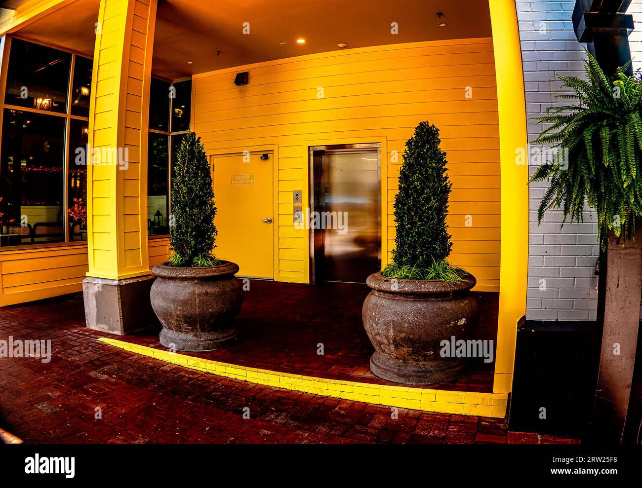 Helles gelbes Gebäude Eingang Stockfoto