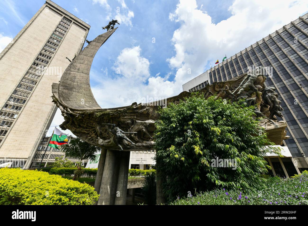 Medellin, Kolumbien - 15. April 2022: Alpujarra Administrative Center, städtischer Komplex Regierungsgebäude und Denkmal für das Rennen in Medellin, Kolumbien. Stockfoto