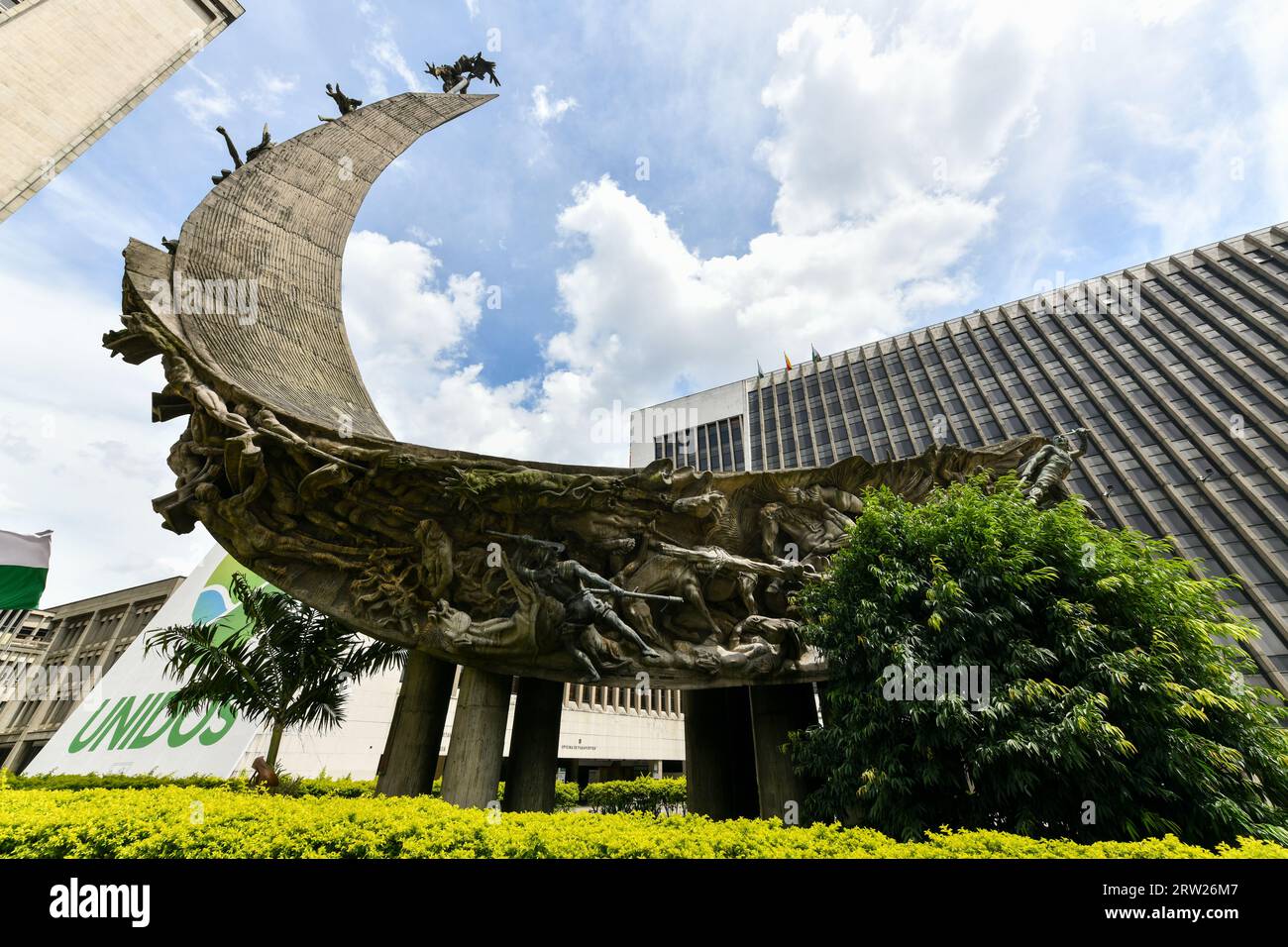 Medellin, Kolumbien - 15. April 2022: Alpujarra Administrative Center, städtischer Komplex Regierungsgebäude und Denkmal für das Rennen in Medellin, Kolumbien. Stockfoto