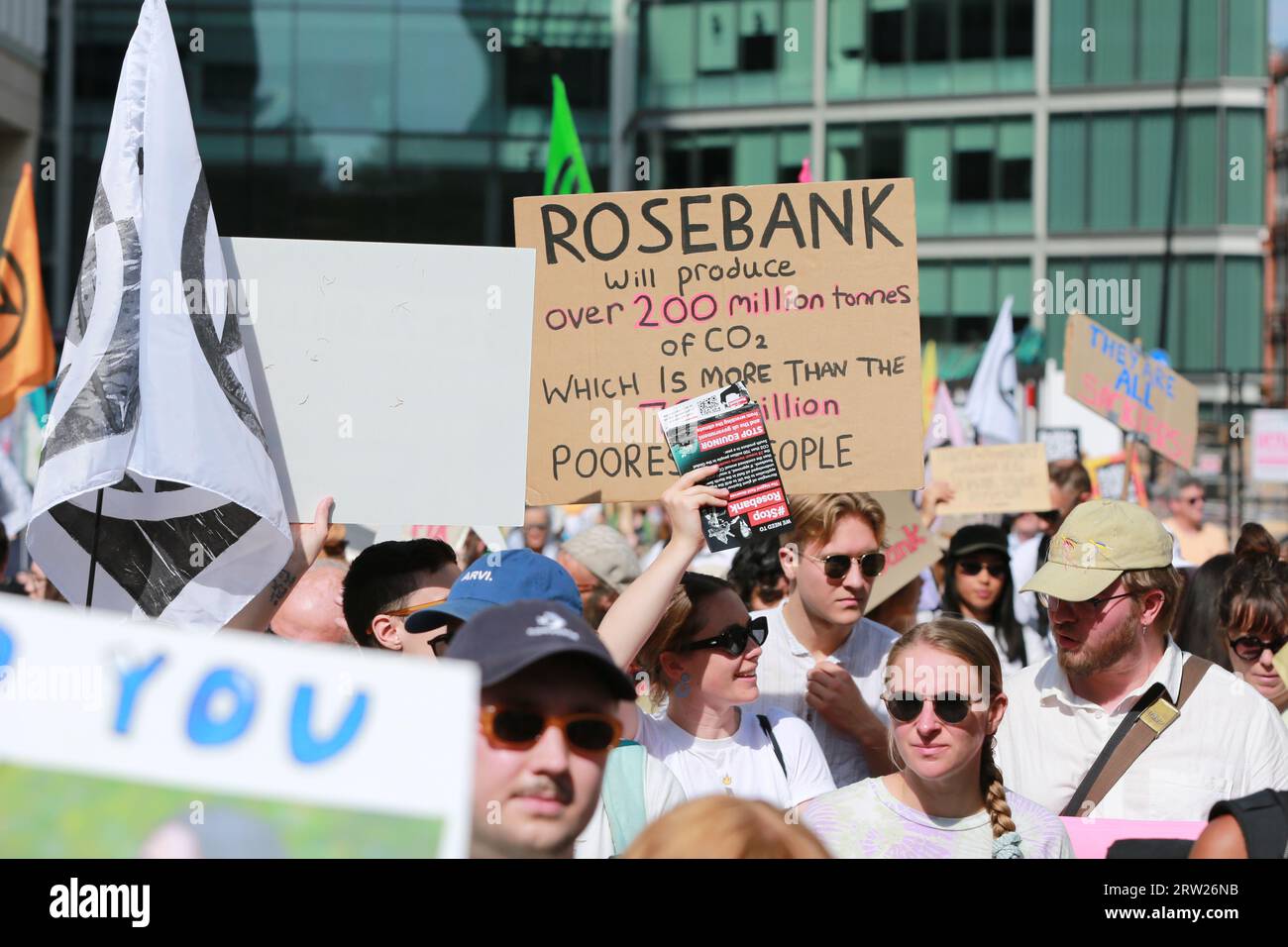 London, Großbritannien. 16. September 2023. Die Klimaaktivisten Extinction Rebellion und viele andere Organisationen organisierten den marsch im Rahmen der internationalen Kampagne „Global Fight to End Fossil Fuels“. Demonstranten fordern ein Ende der Verbrennung von fossilen Brennstoffen, die den Planeten erwärmen, da die Welt unter dramatischen Wetterextremen und rekordverdächtiger Hitze leidet. Proteste unter dem Motto "globaler Kampf zur Beendigung fossiler Brennstoffe" finden in Dutzenden von Ländern auf der ganzen Welt statt und werden das ganze Wochenende über andauern. Quelle: Waldemar Sikora / Alamy Live News Stockfoto