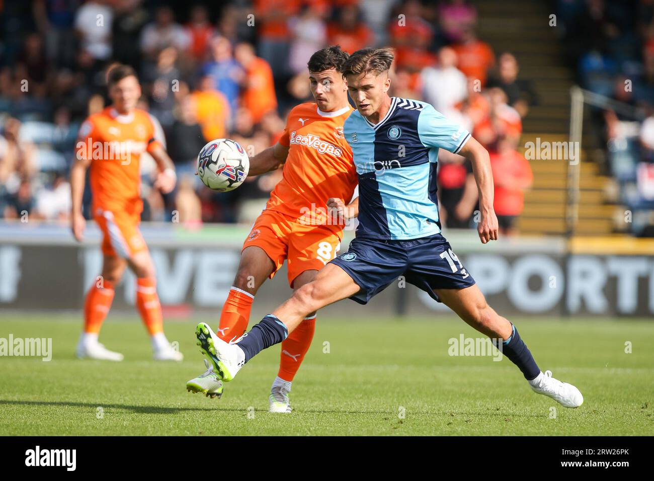 Albie Morgan #8 von Blackpool übergibt den Ball unter Druck von Freddie Potts #19 von Wycombe Wanderers während des Sky Bet League 1-Matches Wycombe Wanderers vs Blackpool in Adams Park, High Wycombe, Großbritannien, 16. September 2023 (Foto: Arron Gent/News Images) Stockfoto