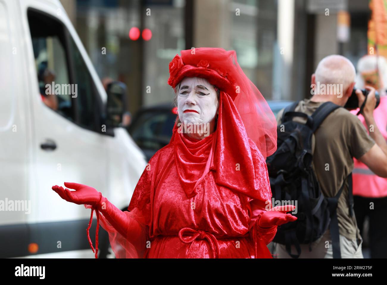 London, Großbritannien. 16. September 2023. Die Klimaaktivisten Extinction Rebellion und viele andere Organisationen organisierten den marsch im Rahmen der internationalen Kampagne „Global Fight to End Fossil Fuels“. Demonstranten fordern ein Ende der Verbrennung von fossilen Brennstoffen, die den Planeten erwärmen, da die Welt unter dramatischen Wetterextremen und rekordverdächtiger Hitze leidet. Proteste unter dem Motto "globaler Kampf zur Beendigung fossiler Brennstoffe" finden in Dutzenden von Ländern auf der ganzen Welt statt und werden das ganze Wochenende über andauern. Quelle: Waldemar Sikora / Alamy Live News Stockfoto