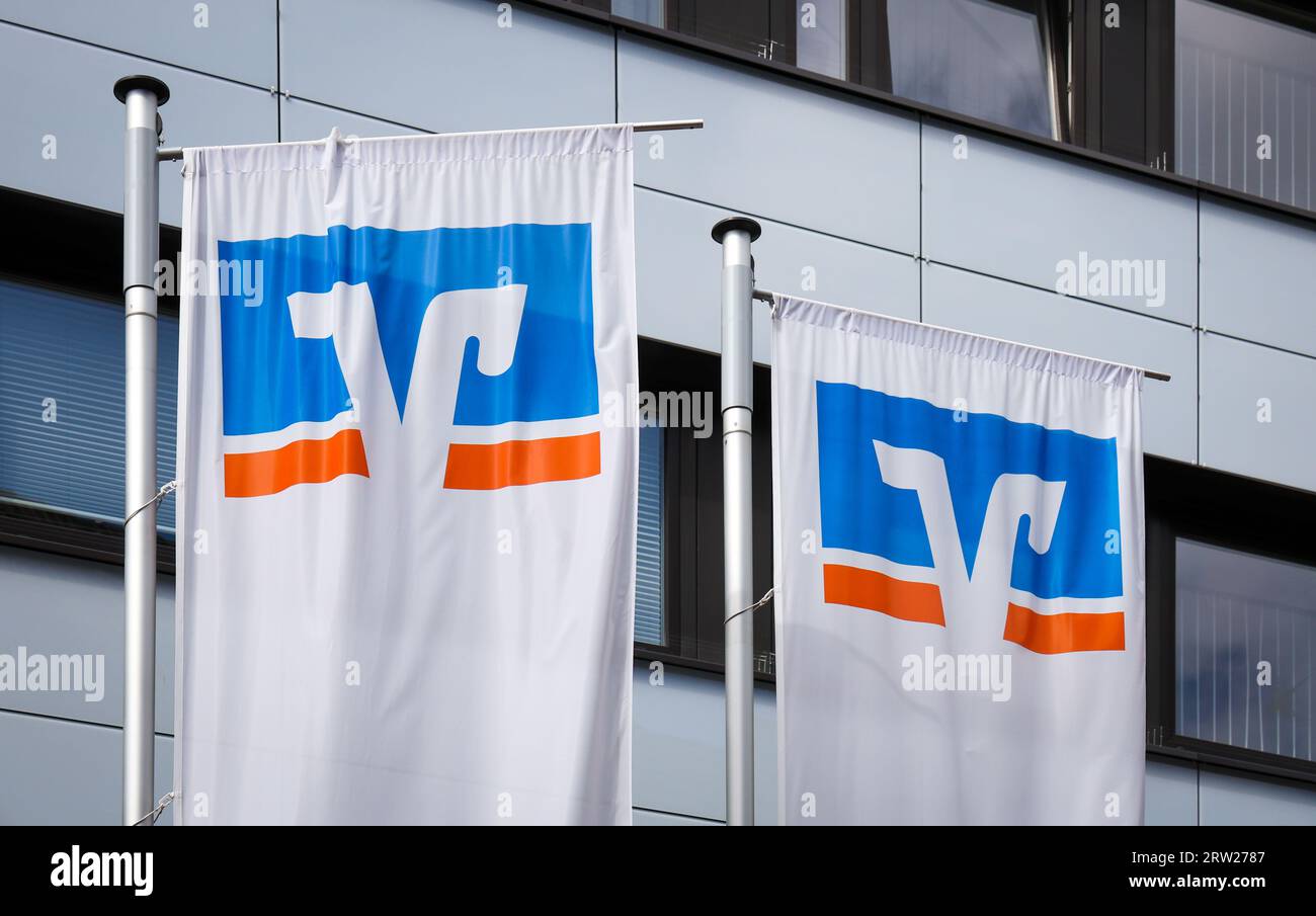 05.08.2023, Deutschland, Nordrhein-Westfalen, Bottrop - Volksbank, Flaggen der Vereinte Volksbank EG, Bottrop regionales Marktzentrum. 00X230805D013CAR Stockfoto