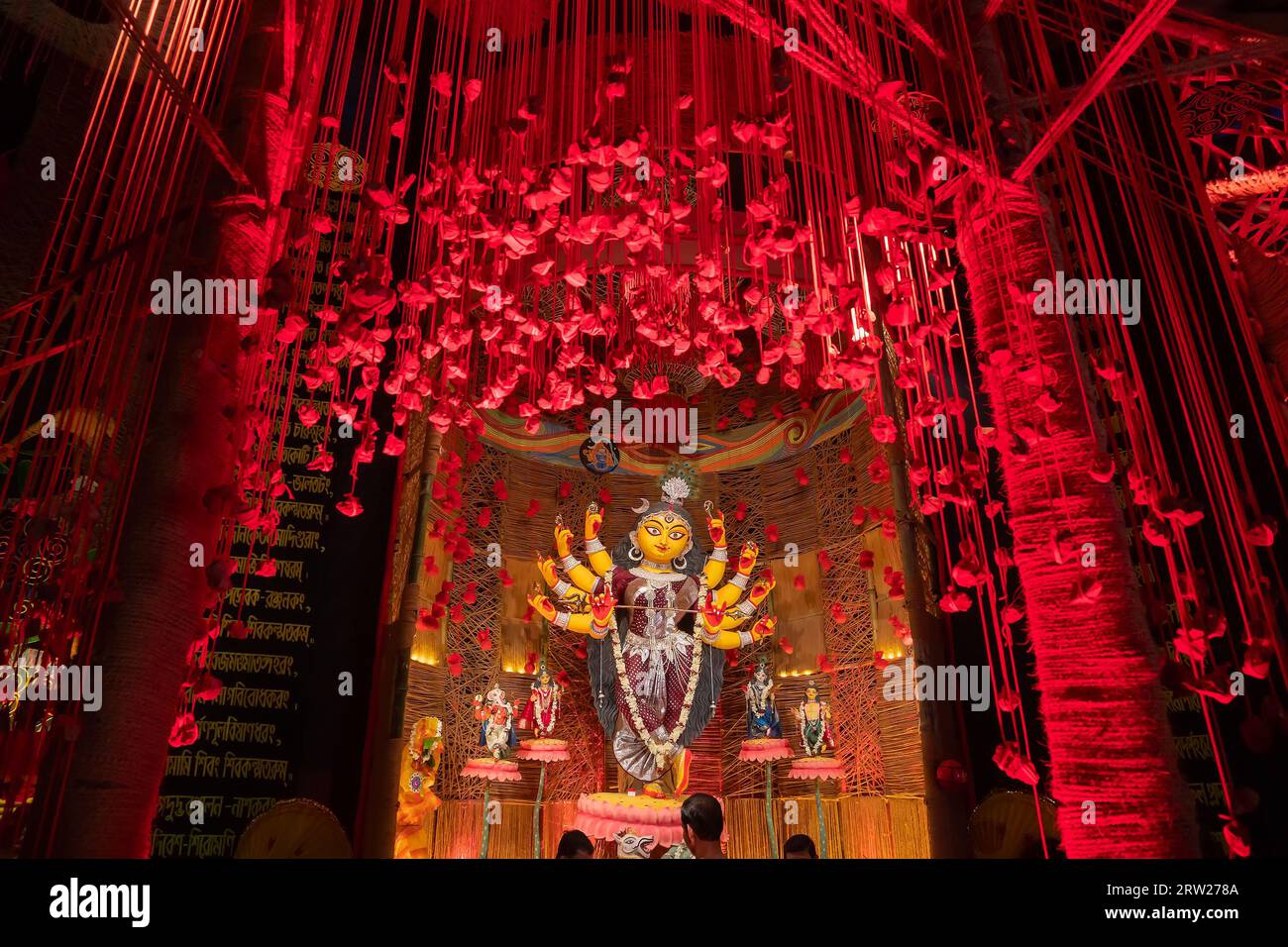 Howrah, West Bengal, Indien - 3. Oktober 2022: Das wunderschön dekorierte Durga-Idol wird im Puja-Pandal verehrt. Durga Puja ist die größte festiva Stockfoto