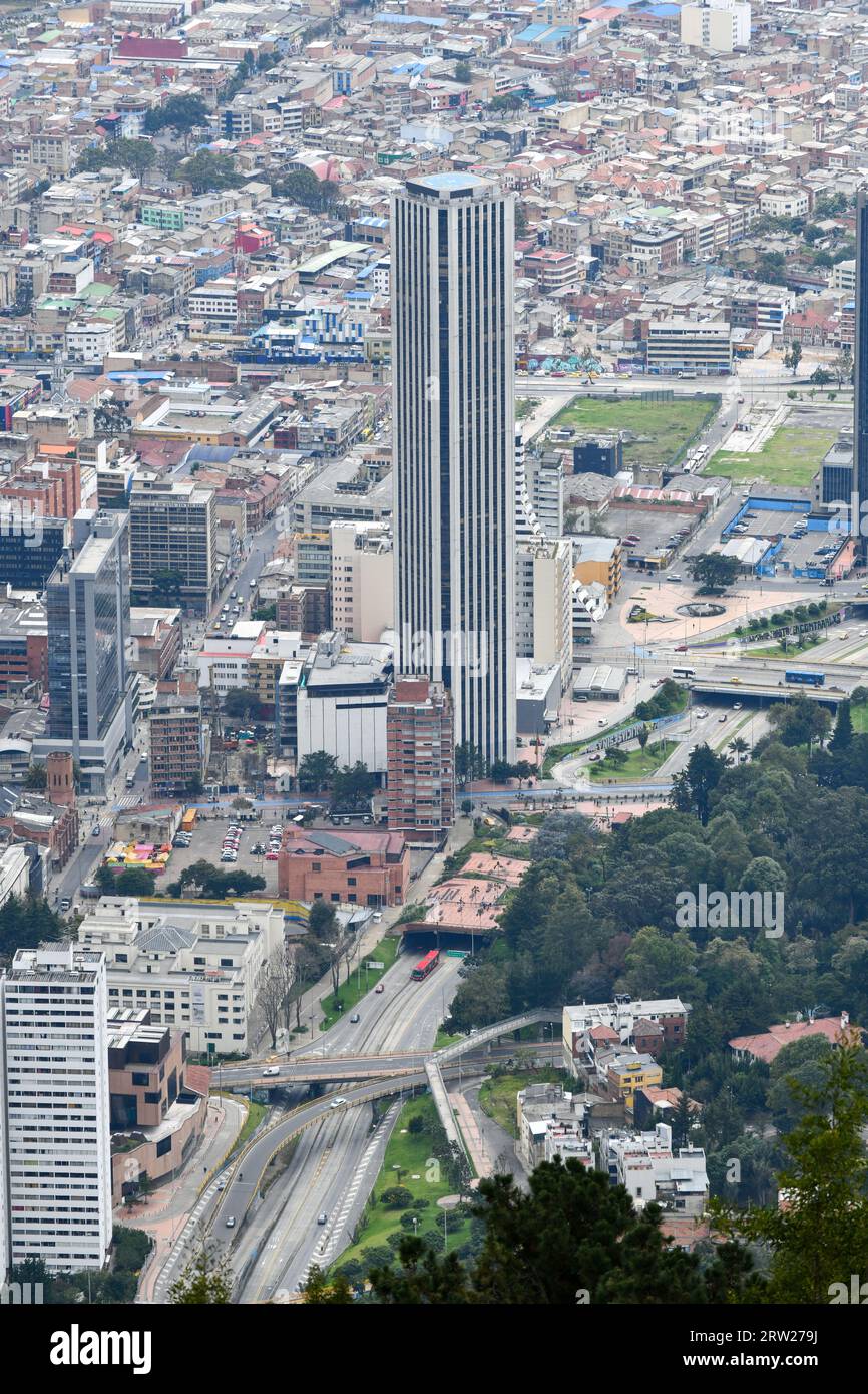 Bogota, Kolumbien - 12. April 2022: Panoramablick auf das Stadtzentrum von Bogota und Torre Colpatria in Kolumbien vom Monserrate Hill in Kolumbien. Stockfoto