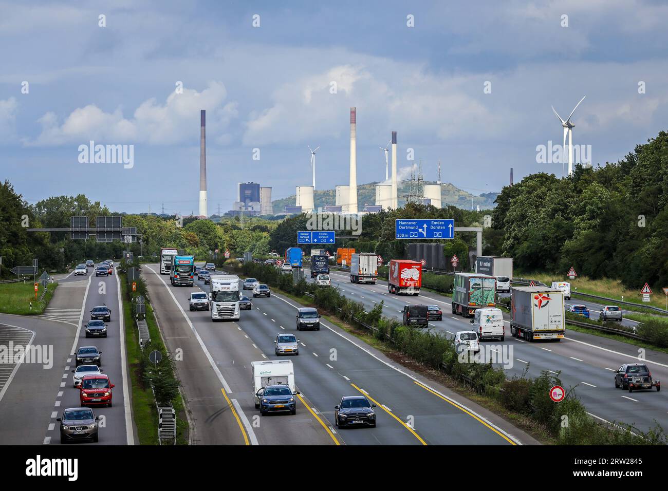 07.08.2023, Deutschland, Nordrhein-Westfalen, Bottrop - Rushhour Verkehr auf der Autobahn A2, Kohlekraftwerk Uniper in Gelsenkirchen Scholven Stockfoto