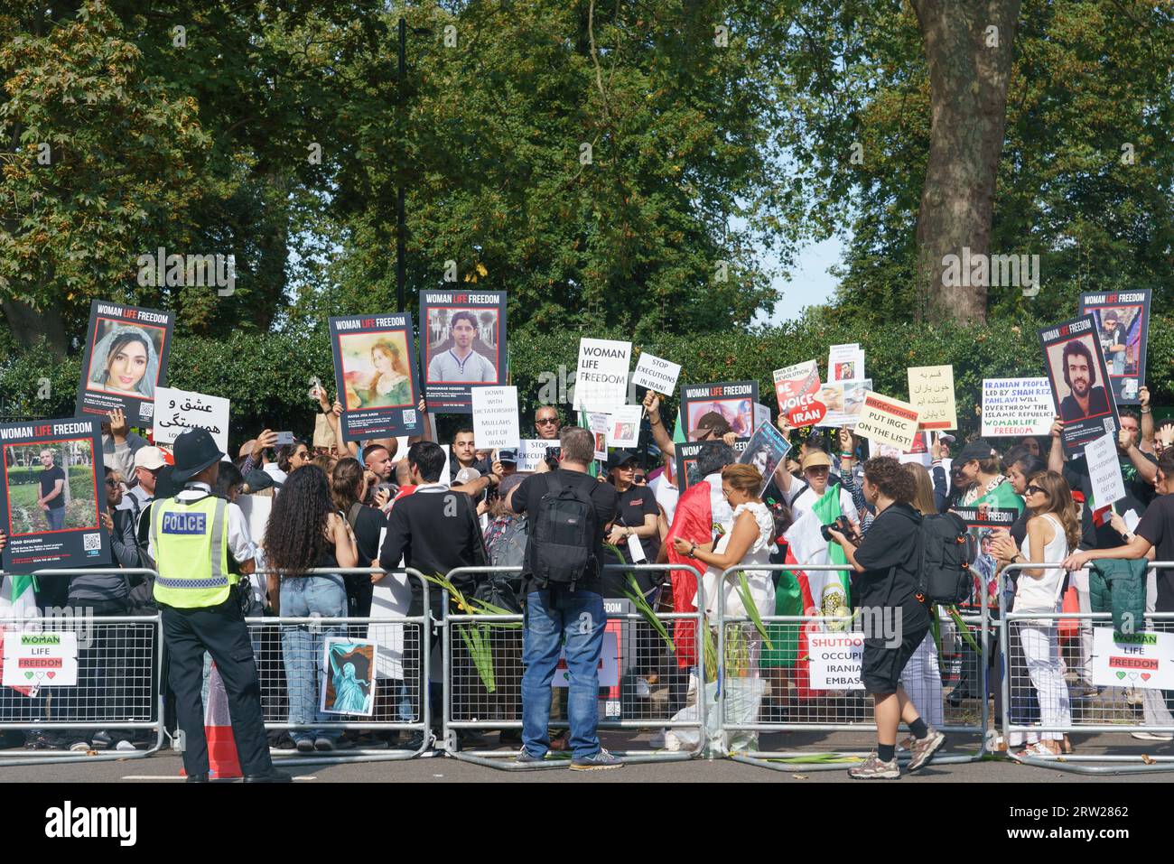 London, 16. September 2023. Die Demonstranten der FRAUENLEBENSFREIHEIT feiern den Jahrestag des Todes von Mahsa Amini, einer iranischen Journalistin, die von der Moralpolizei in Teheran verhaftet wurde, weil sie keinen Hidschab trug, und die in Haft in einem iranischen Gefängnis starb. In allen Städten der Welt finden globale Kundgebungen statt, um Solidarität mit den Menschen im Iran zu zeigen, die unter Unterdrückung und Ungerechtigkeit durch das Regime der Islamischen Republik und ihre Sicherheitskräfte leiden. Bridget Catterall AlamyLiveNews. Stockfoto