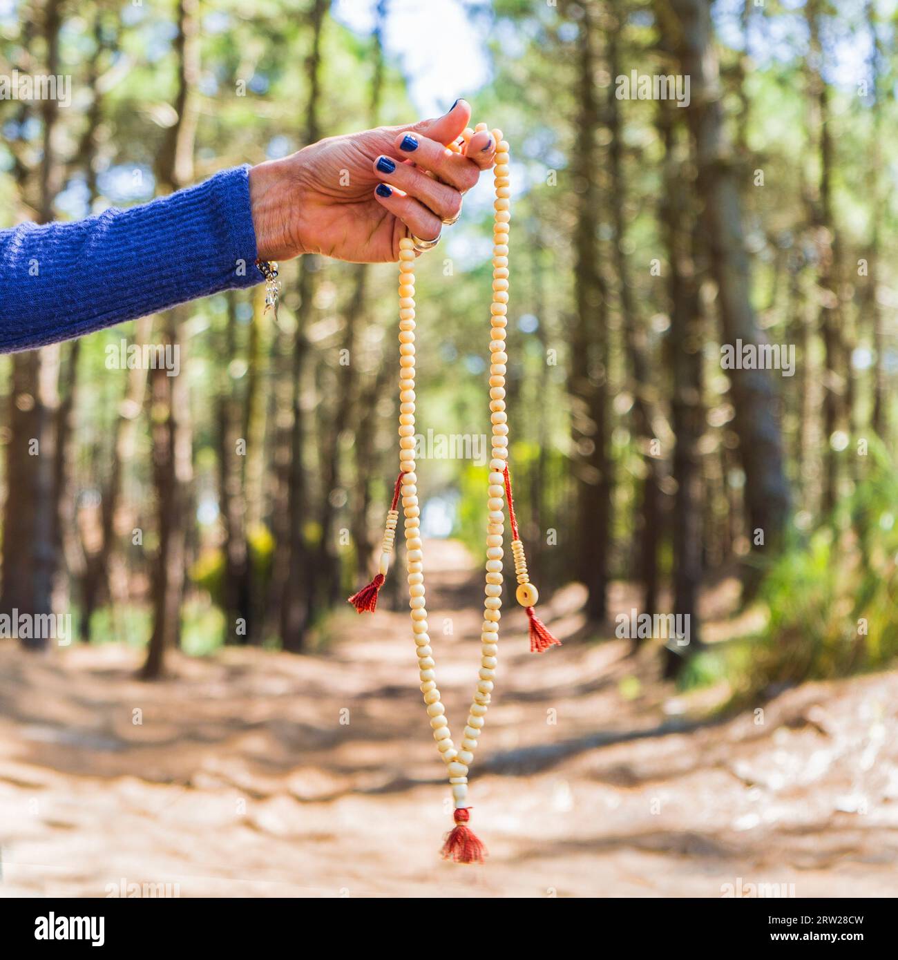 Nahaufnahme einer Japa mala über einem natürlichen Bäcker. Stockfoto