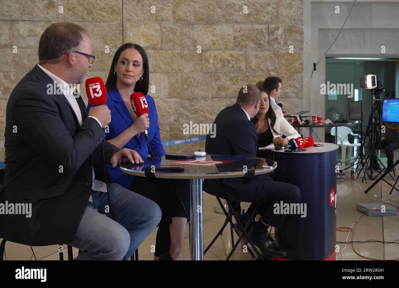 TV-Reporter von Channel 13, einem israelischen Fernsehsender, der live sendet, während sich 15 Richter des Obersten Gerichtshofs versammeln, um Petitionen gegen das „Plausibilitätsgesetz“ der Regierung am 12. September 2023 vor dem Obersten Gerichtshof in Jerusalem, Israel, anzuhören. Der Angemessenheitsstandard ist eine Lehre des Common Law, die es Gerichten ermöglicht, behördliche Entscheidungen gerichtlich zu überprüfen, die weit über das hinausgehen, was eine vernünftige und verantwortliche Behörde tun würde. Stockfoto