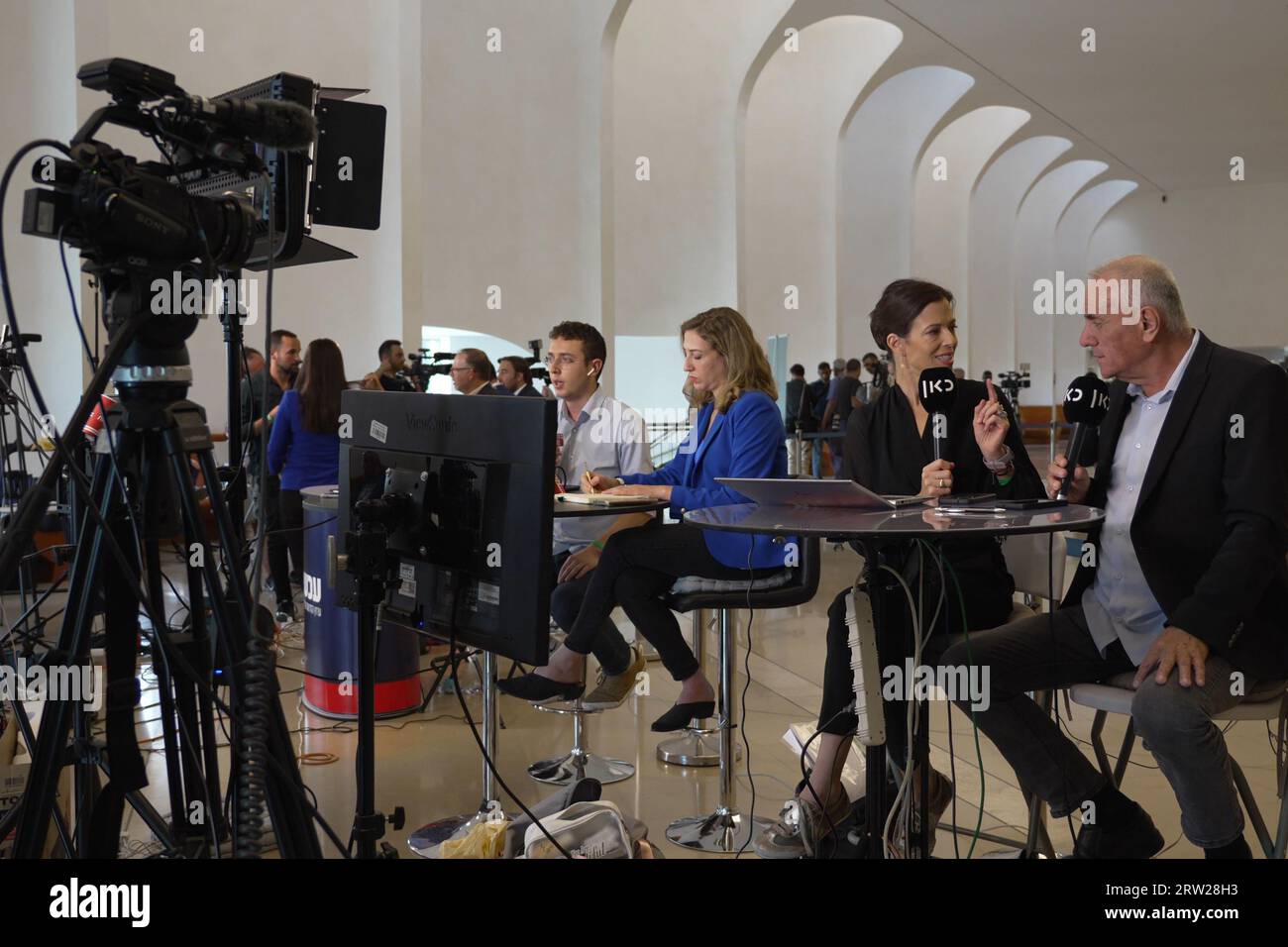 TV-Reporter von Channel 11, einem israelischen Fernsehsender, senden live, während sich 15 Richter des Obersten Gerichtshofs versammeln, um Petitionen gegen das „Plausibilitätsgesetz“ der Regierung am 12. September 2023 vor dem Obersten Gerichtshof in Jerusalem, Israel, zu hören. Der Angemessenheitsstandard ist eine Lehre des Common Law, die es Gerichten ermöglicht, behördliche Entscheidungen gerichtlich zu überprüfen, die weit über das hinausgehen, was eine vernünftige und verantwortliche Behörde tun würde. Stockfoto